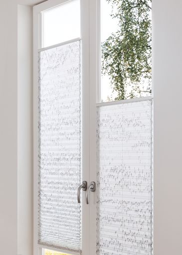 Kitchen ambience design "wildflowers", Teba® pleated blind collection 2022, second collection of label "Sabine Röhse", 14.692 tiny flowers, handdrawn, sun protection and window decoration