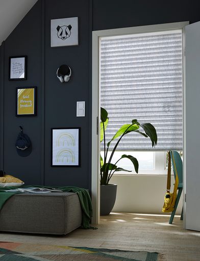Youth room ambience design "stripe check", Teba® pleated blind collection 2022, second collection of label "Sabine Röhse", stiched lines, sun protection and window decoration
